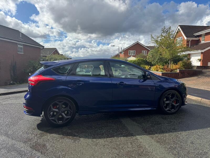 View FORD FOCUS 2.0 T EcoBoost ST-2